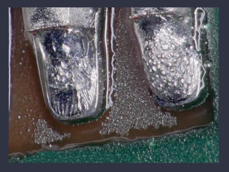 зернистые соединения на плате