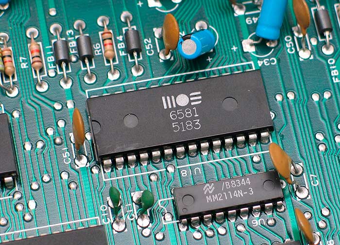 Плата с выводными компонентами