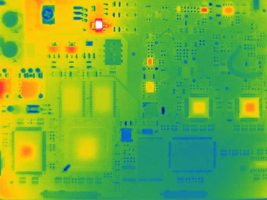 Изображение печатной платы, полученное с помощью тепловизора.