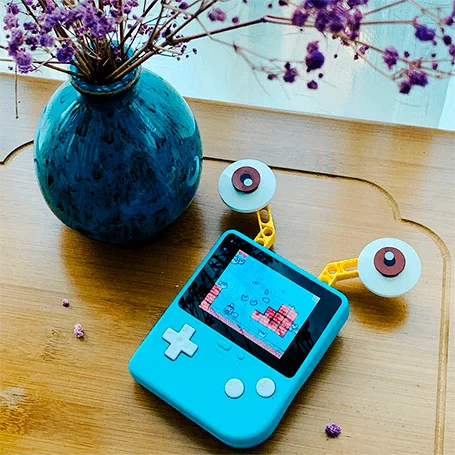 Аркадная консоль ElecFreaks Retro Arcade в интерьере