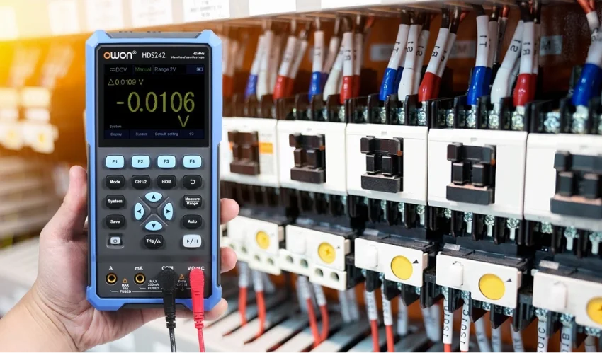 Осциллограф портативный OWON HDS242 в работе Купить осциллограф OWON HDS242 в суперайс