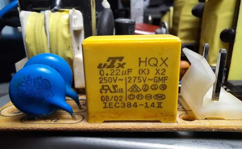 X-конденсатор на блоке питания