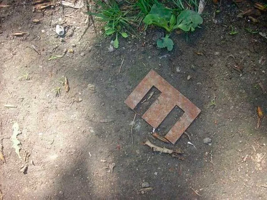 пластина на земле что это