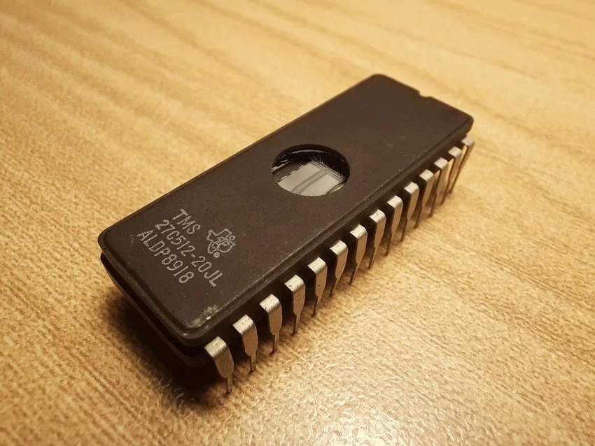 ПЗУ с ультрафиолетовым стиранием