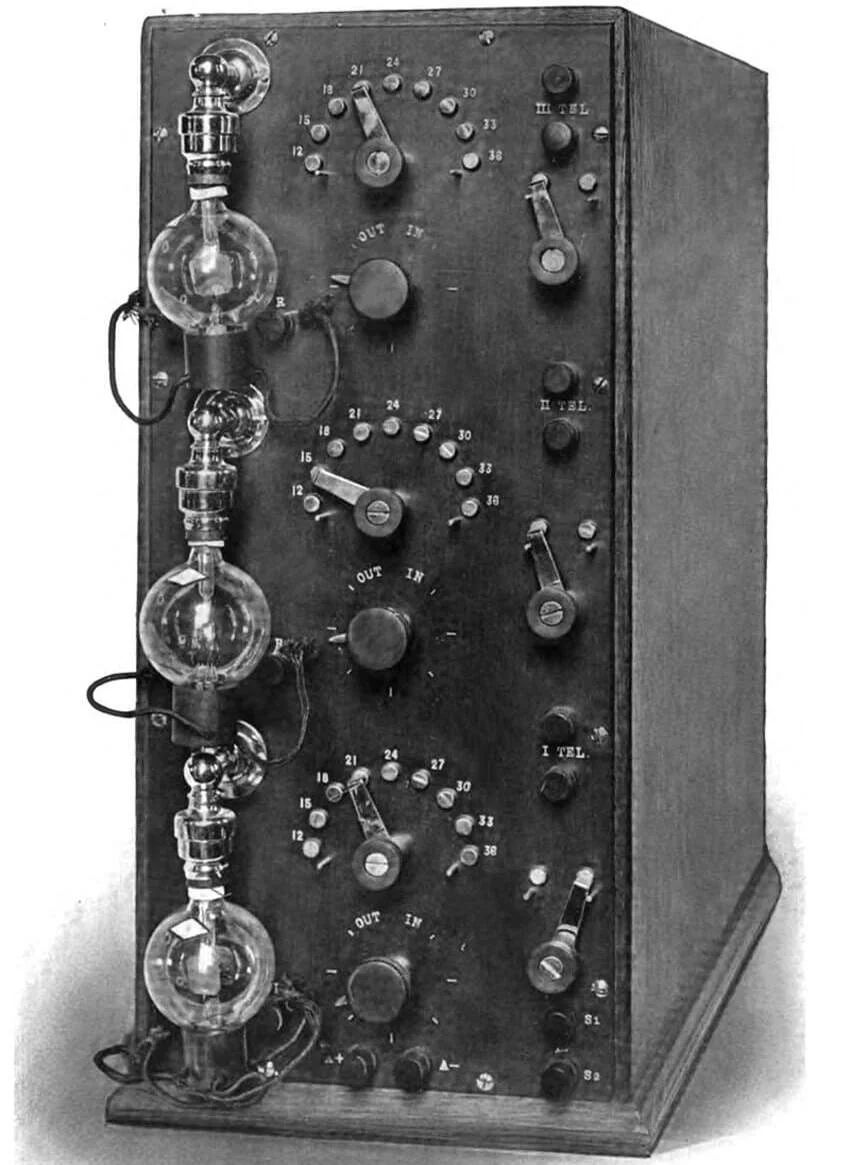 как выглядел первый ламповый усилитель