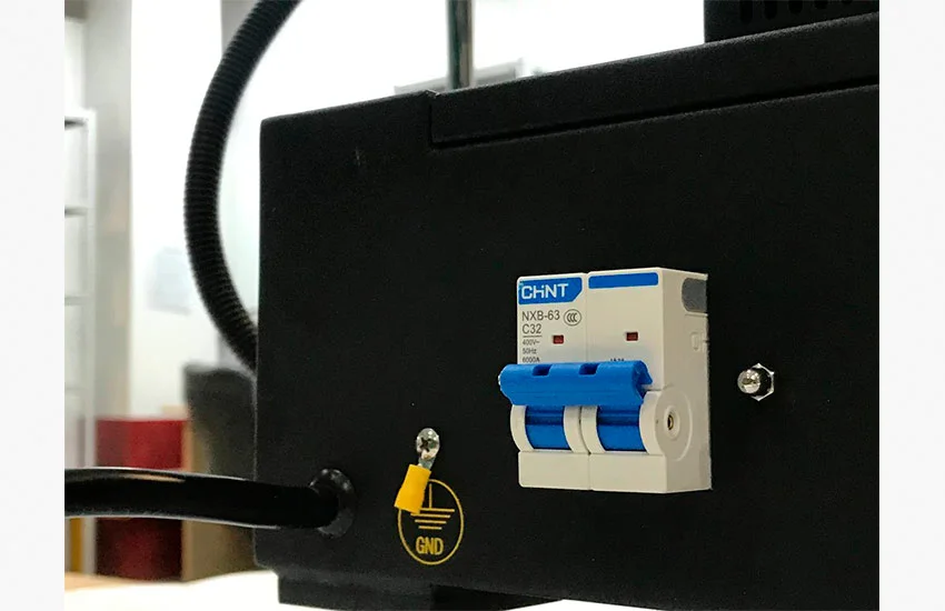 Заземление и предохранитель станции