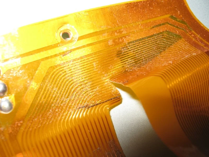 повреждение шлейфа дисплея