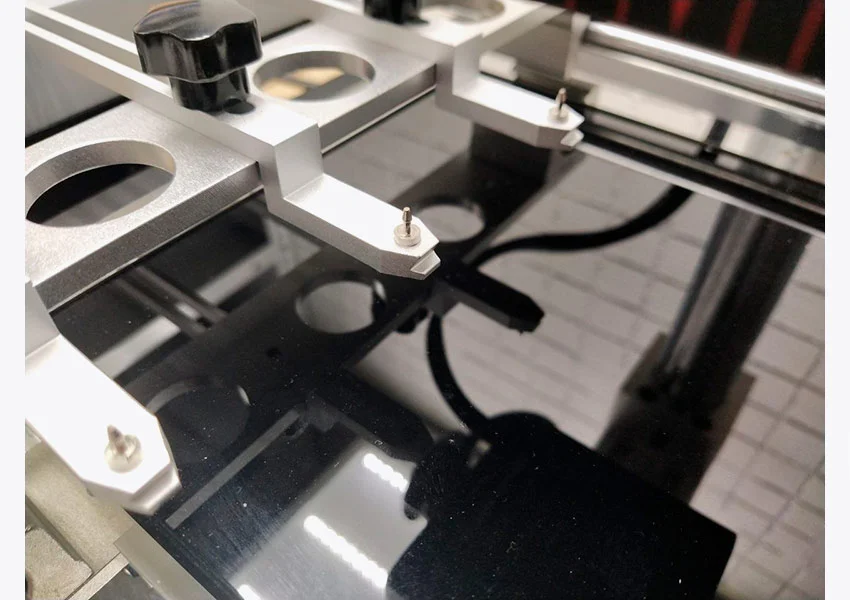 V-образный паз и штыревой фиксатор