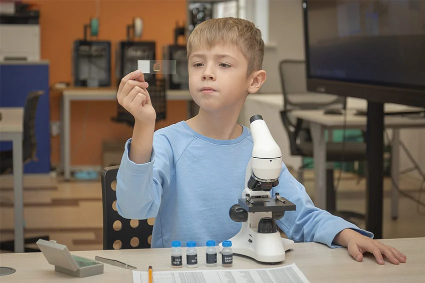 Микроскоп с набором для опытов из серии MyLab в Суперайс