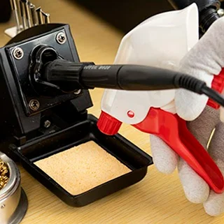 Распыление воды на губку распылитель