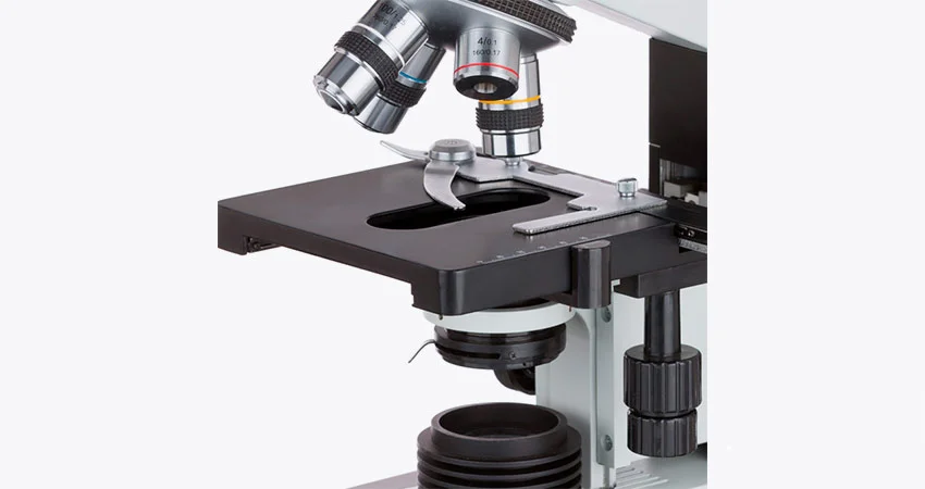 Револьверная головка с объективами: 4X, 10X, 40X и 100X