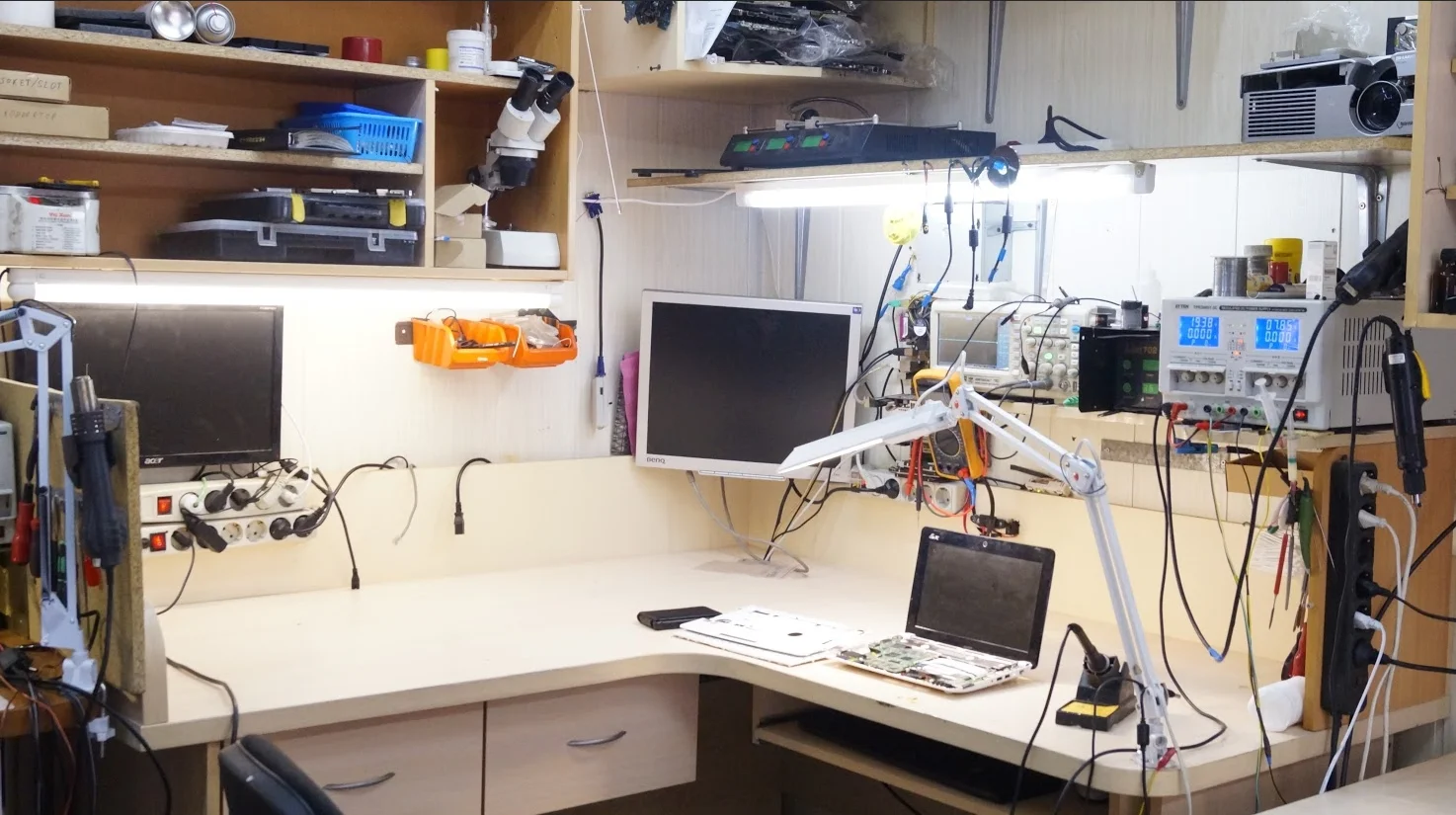 пространство для работы с электроникой