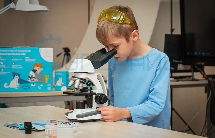 Работа с микроскопом Supereyes MyLab M20 Школьный микроскоп с большим комплектом для исследований Supereyes MyLab M20 купить в Суперайс