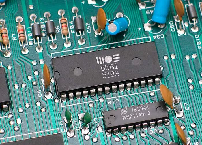 Плата с выводными компонентами