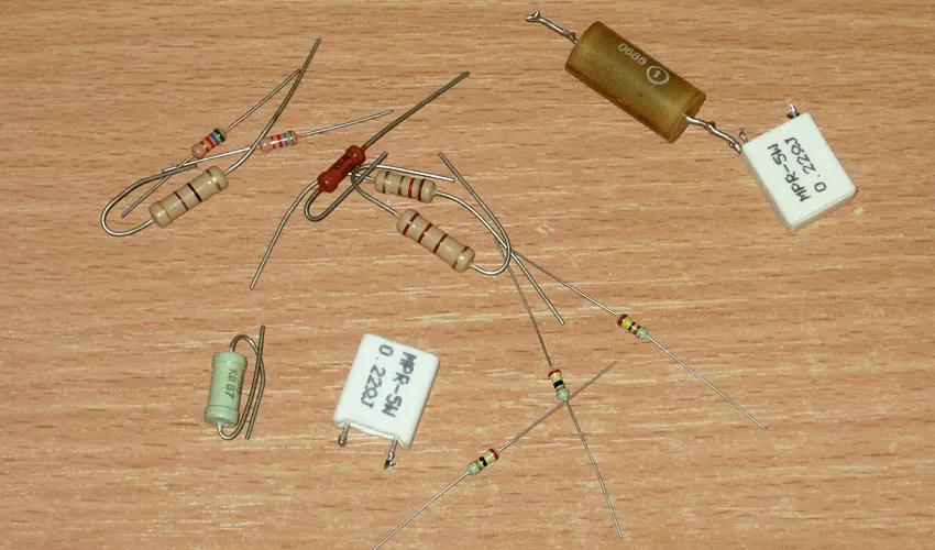 Проволочные резисторы различной номинальной мощности и размеров